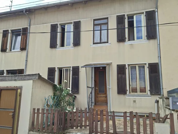 A rénover : maison accolée de 74m2 avec garage