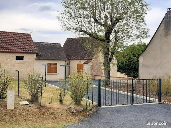 Maison à louer dans village avec commerces, médecin et pharmacie. 15 km de 46300 Gourdon (LOT)