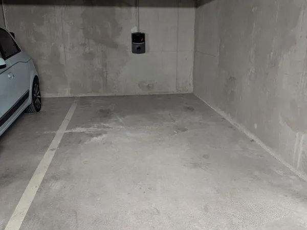 Place de parking/garage en sous-sol sécurisée avec branchement électrique