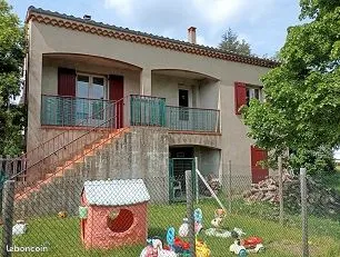 Maison et terrain arboré