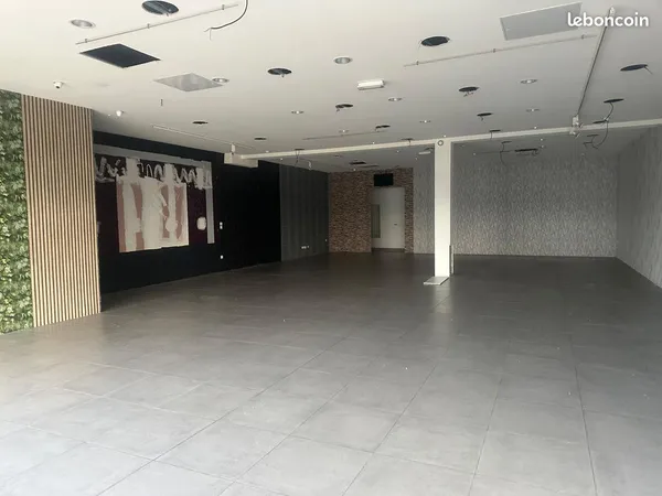 À LOUER - LOCAL COMMERCIAL 220 m² - EMPLACEMENT STRATÉGIQUE