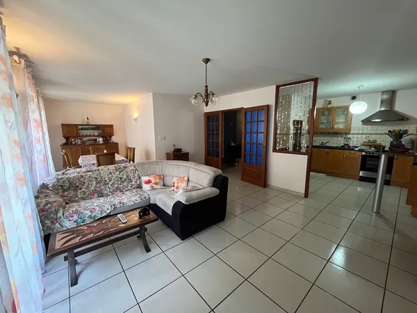 SAINT JEAN DE MAURIENNE Au calme et au coeur de ville Très agréable appartement de Type 4/5 d'une su