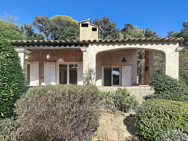 maison de plain pied, a pied du village de Grimaud, belle vue