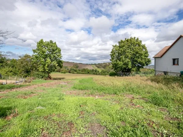 Terrain à bâtir de 839 m2 avec vue dégagée sur les hauteurs