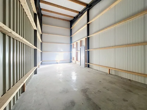 BOX / ENTREPÔT À LOUER ! 54 m² - CHASNAIS (à 10 min de Luçon)