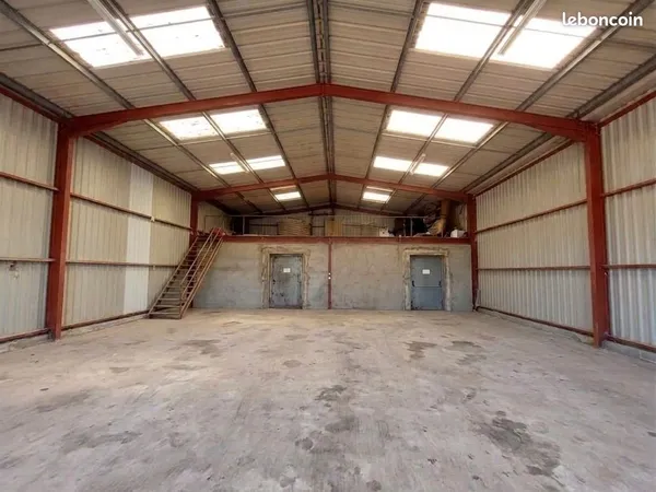 Local artisanal/ entrepôt de 277m2 avec bureau division possible