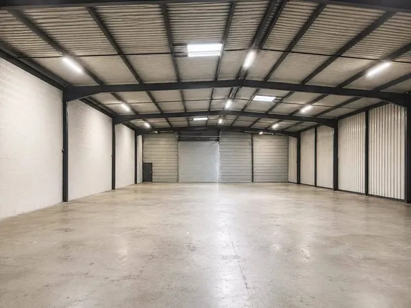 Entrepôt 900 m²