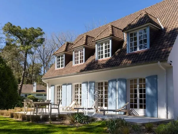 Maison 7 pièces 235 m²