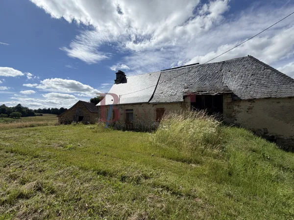 Petite maison en pierre à la campagne