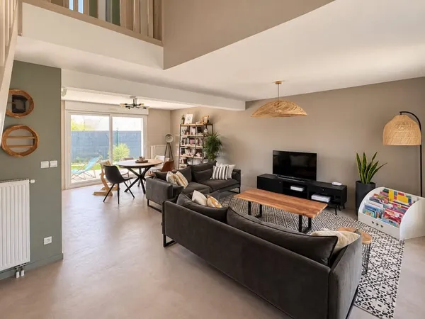 LONGUEAU PAVILLON DE 2006 RÉNOVÉ EN 2019 AVEC BEL EXTÉRIEUR