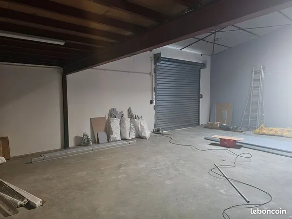 Local d'activité avec porte sectionnelle et mezzanine à GARIDECH (31)