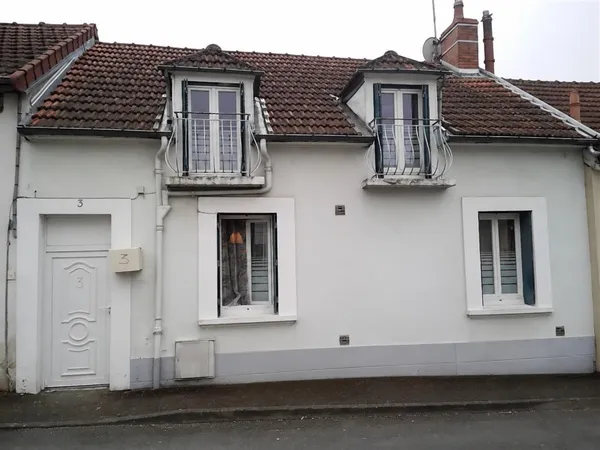 EXCLUSIVITÉ - Maison de ville à rénover avec beau potentiel - Centre de Commentry