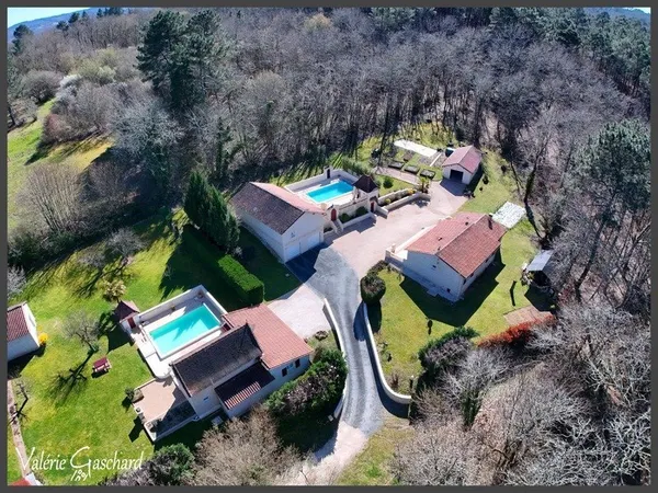 Domaine avec gîtes à vendre - 3 maisons, 2 piscines, nature et calme - 6600 m² de terrain - Dordogne
