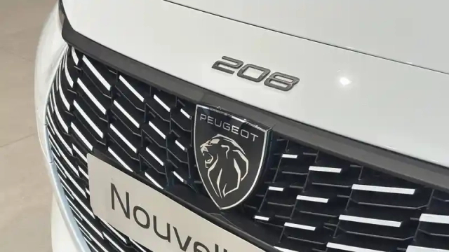 Peugeot 208 hybrid 110 ch e-dcs6 — photo 22