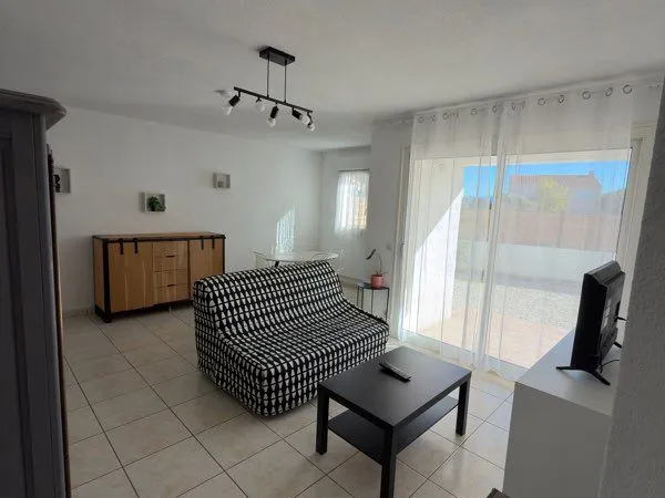 À louer - T2 meublé de 50 m² avec extérieur, garage et parking - Perpignan Saint-Gaudérique Situé da