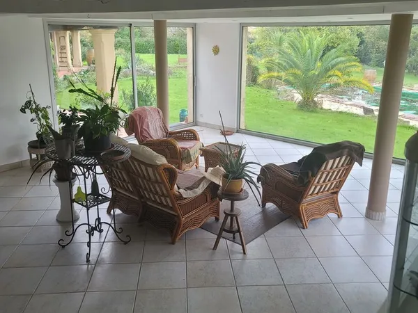 Propriété de prestige avec parc de 2 hectares, source et fort potentiel foncier