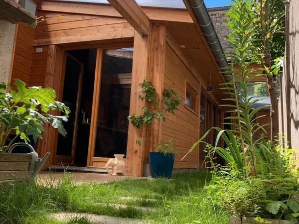 Local commercial avec maison habitable indépendant et jardin