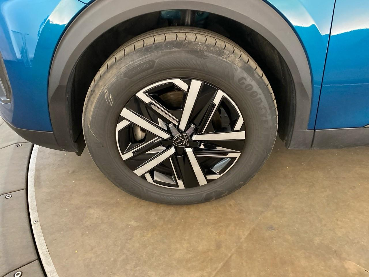 Peugeot 2008 hybrid 145 ch e-dcs6 style — photo 11