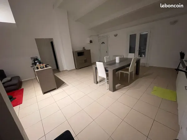 Maison grande et propre cherche colocataire - 550 chambre privée