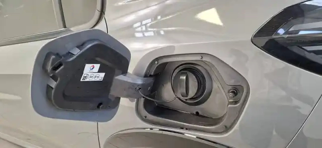 Peugeot 208 hybrid 136 e-dcs6 — photo 12