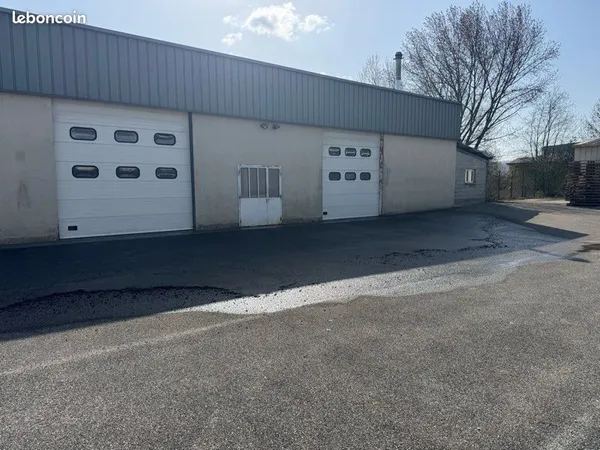Hangar et bureau