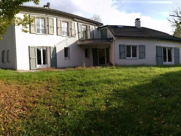 Appartement Meublé avec jardin et rivière à St Jean du Bruel