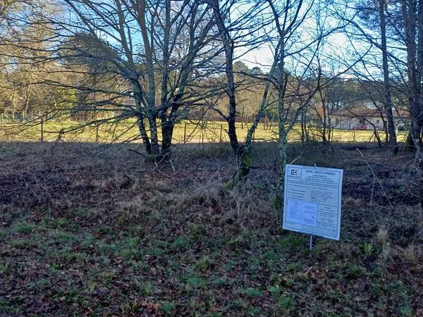Terrain viabilisé limite zone constructible dans un environnement calme sans route passante et en bo