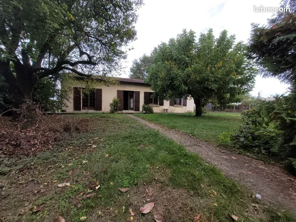 Maison de plain pied clôturé et arboré