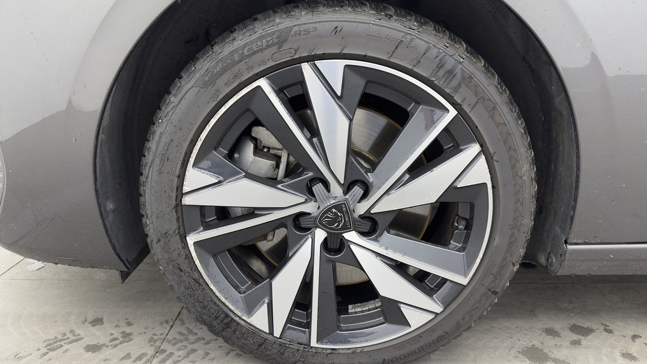 Peugeot 308 SW PHEV 180 e-EAT8 — photo 9