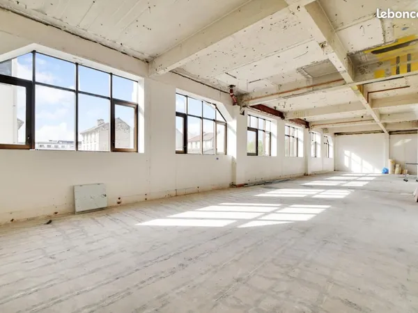 Bureau 818 m²
