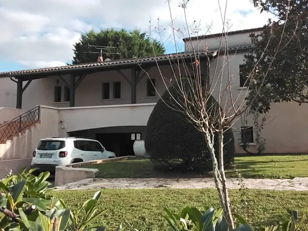 GRANDE MAISON SEMI ENTERREE
