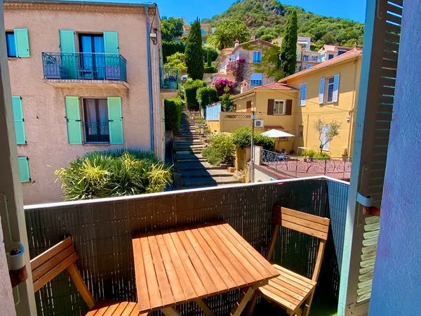☀️🏖️Loue joli T2 à la Napoule tout compris sauf électricité plein centre village (rare) en bail mobi