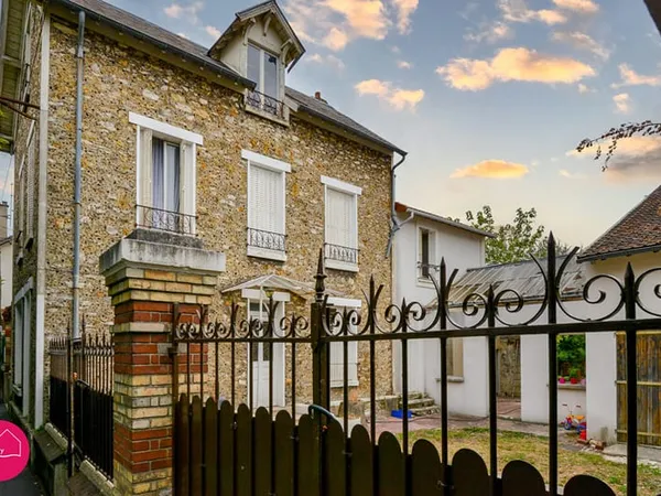 Meulière centre-ville - dépendances - jardin de 624 m²