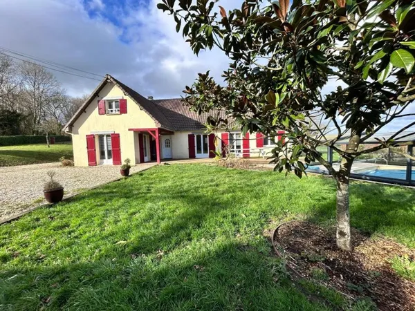 Maison contemporaine avec piscine couverte et grand terrrain