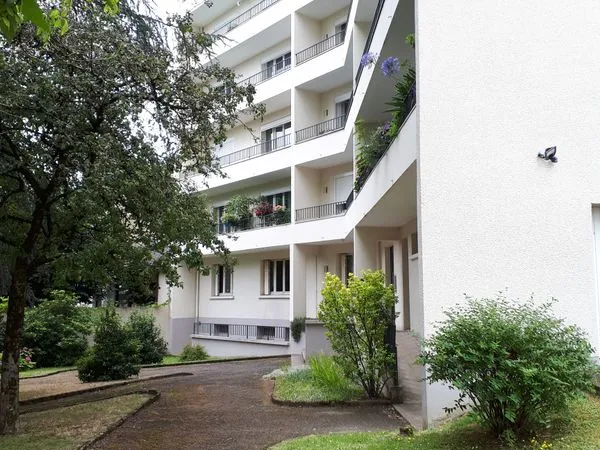 T4 - 90 m² standing - 995 euros CC chauffage collectif