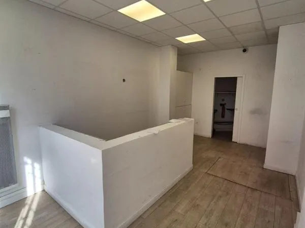 Local commercial avec vitrine