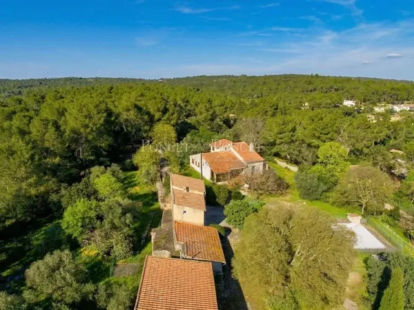 Nîmes, la campagne en ville, entre pins, oliviers et pierres sèches.