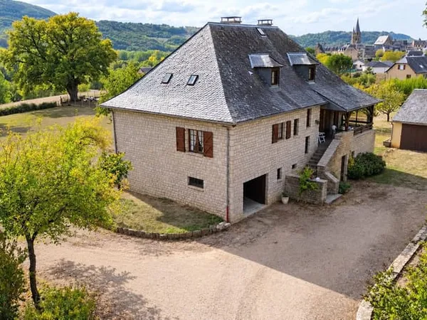 Maison cossue avec dépendance et grand terrain