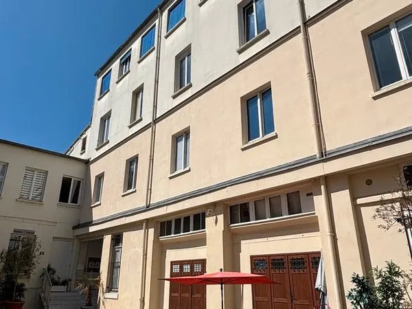 PARIS XI - plusieurs bureaux spacieux de 12 à 25 m² individuels ou à regrouper en espace de travail 