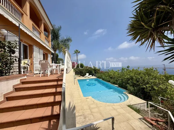 Dans un domaine privé et sécurisé, à vendre villa de prestige avec vue panoramique sur la Principaut