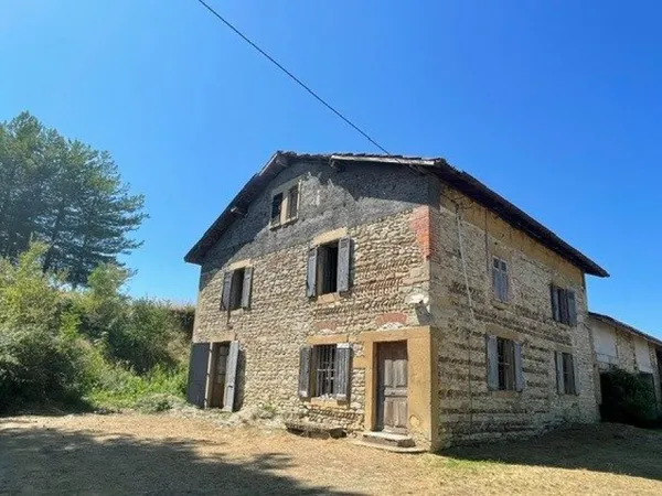 Maison en pierre à restaurer avec dépendances