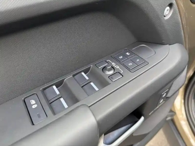 Land Rover Defender 110 2.0 p300e phev x-dynamic hse — photo 10