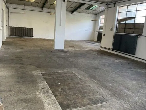 Grand local de stockage sécurisé 140 m² - Vaulx-en-Velin
