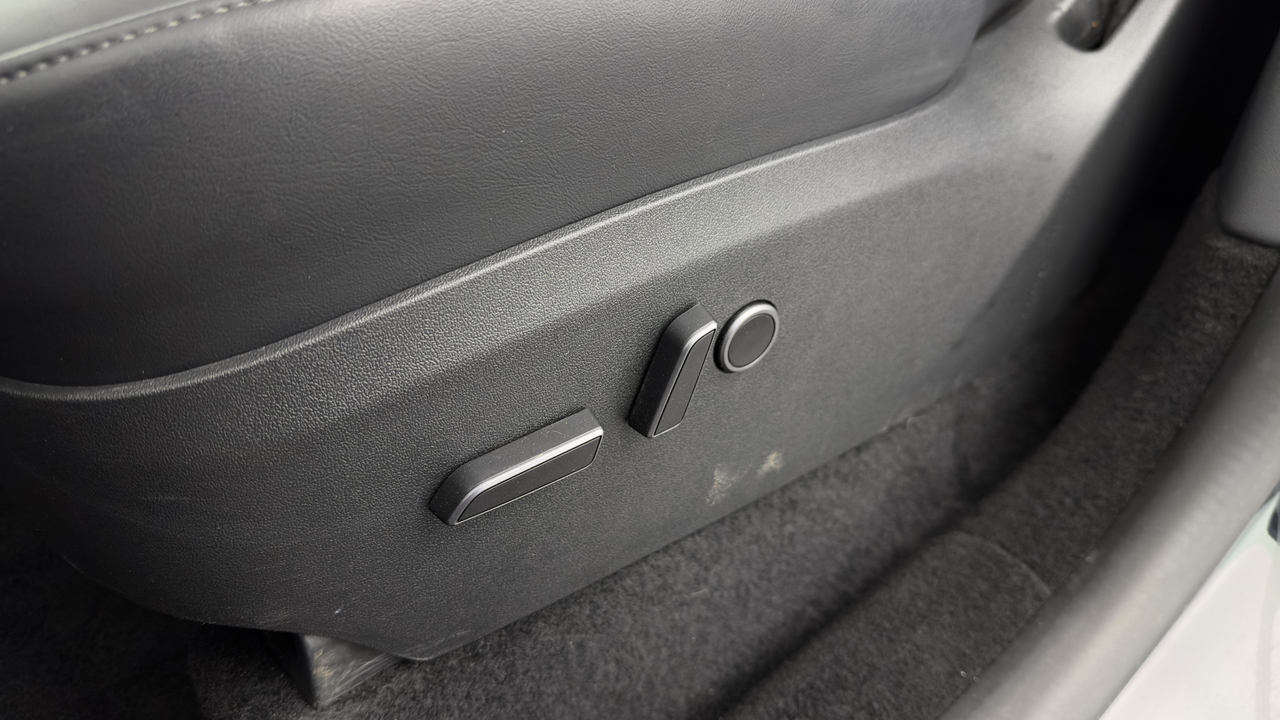 Tesla MODEL Y Standard RWD — photo 11
