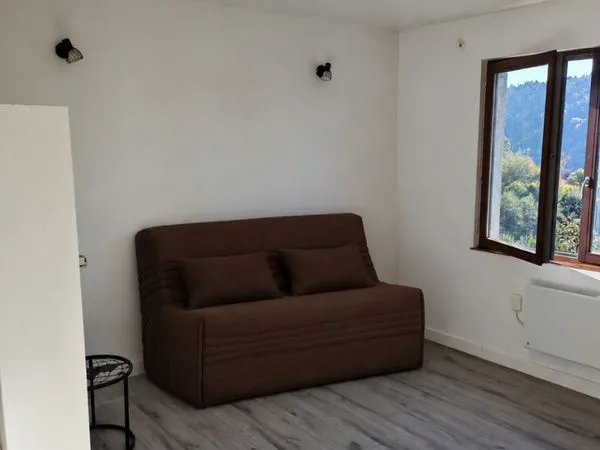 Appartement F1 dans parc verdoyant