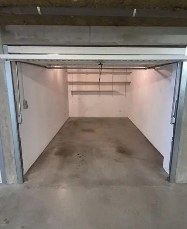 A loue garage fermé + 16m2