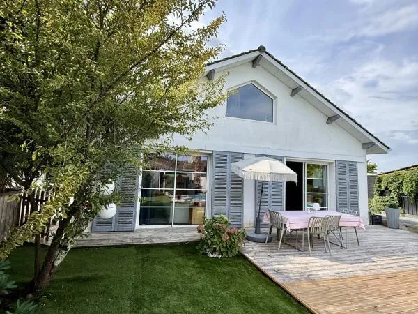 Maison familiale 4 pièces avec piscine, jardin et accès tram