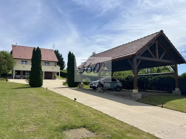 Maison rénovée avec fort potentiel avec terrasse, grand terr