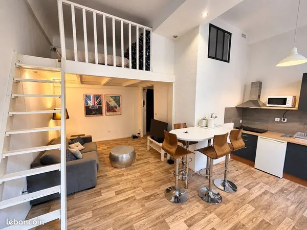Studio mezzanine port de Nice (seulement étudiant ou bail mobilité)