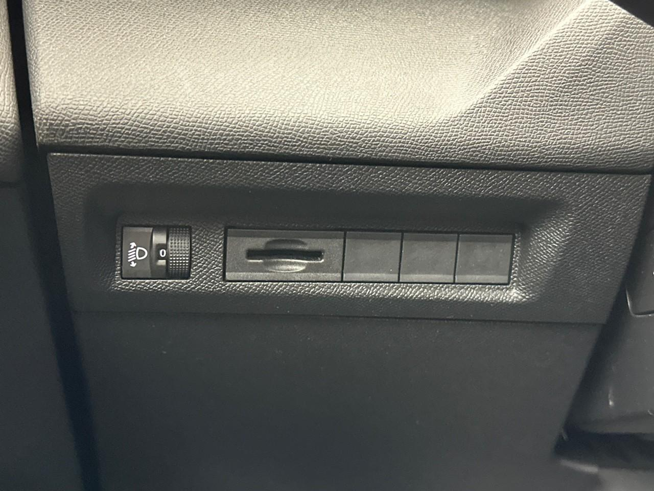 Peugeot 308 sw puretech 130ch s&s eat8 allure pack — photo 16